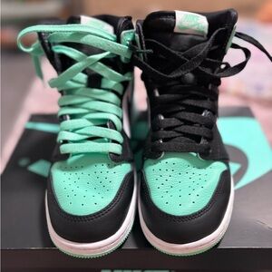 Air Jordan 1 retro Nike Dual-Tone Black and Mint Sneaker